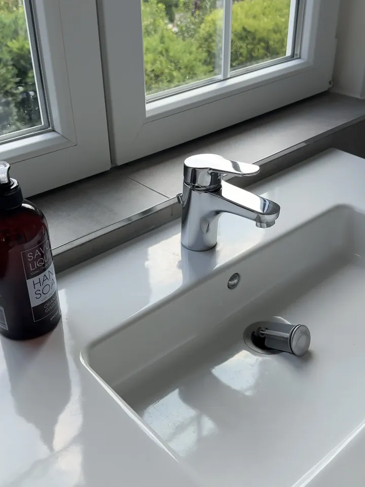 Glänzender Waschtisch mit Seifenspender