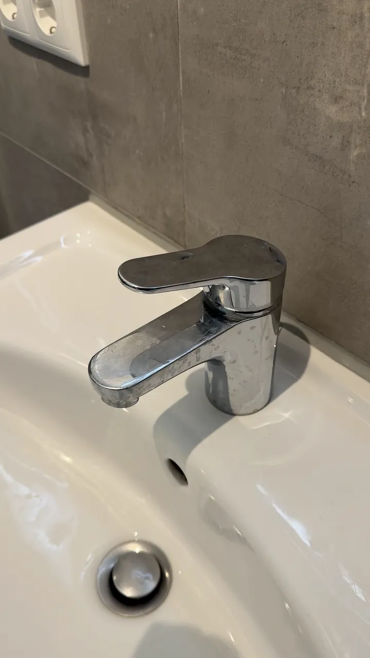 Wasserhahn mit Kalkflecken vor der Reinigung